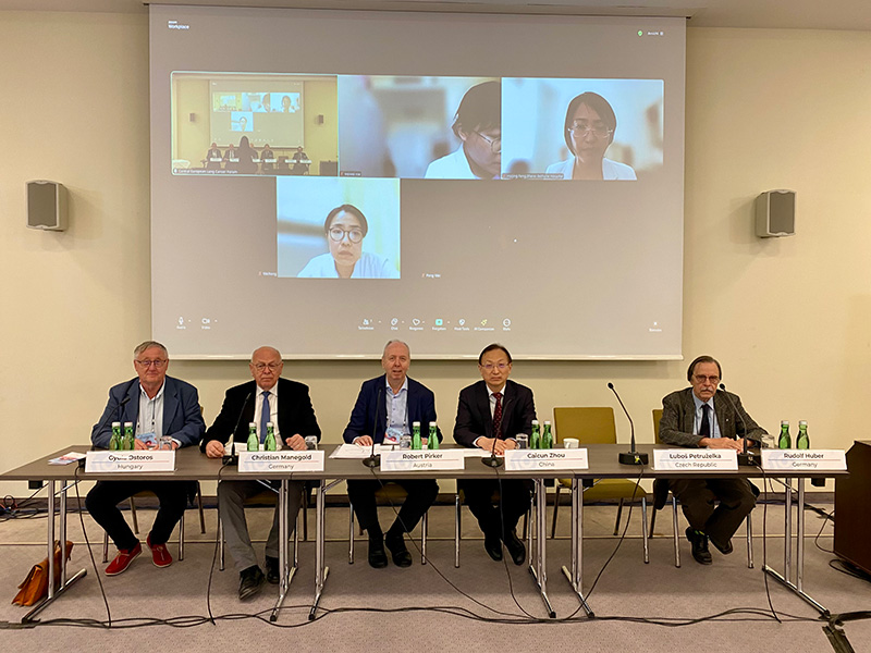 Online setkání s odborníky z Číny na téma „Imunoonkologie v léčbě karcinomu plic – současný stav a perspektivy“. 
                                                                                                Předsedající zleva: Gyula Ostoros (Maďarsko), Christian Manegold (Německo), Robert Pirker (Rakousko), Caicun Zhou (Čína) a Rudolf Huber (Německo); na obrazovce zleva: Weiwei Nie (Čína), Huijing Feng (Čína) a Weiheng Hu (Čína)
