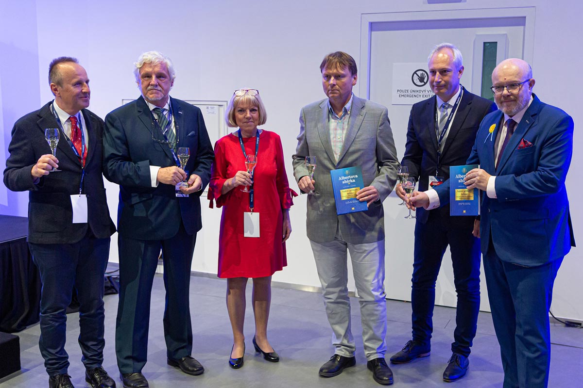 Společné foto účastníků křtu, zleva: prof. MUDr. Zdeněk Kala, CSc., předseda České chirurgické společnosti; prof. MUDr. Zdeněk Krška, DrSc., přednosta I. chirurgické kliniky 1. LF UK a VFN; PhDr. Jana Vytlačilová, odpovědná redaktorka nakladatelství We Make Media, s. r. o.; prof. MUDr. David Feltl, Ph.D., MBA, ředitel VFN; doc. MUDr. Jan Ulrych, Ph.D., I. chirurgická klinika 1. LF UK a VFN; ministr zdravotnictví prof. MUDr. Vlastimil Válek, CSc., MBA, EBIR