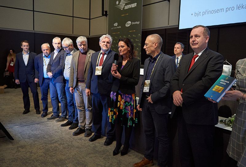 Křest první knihy z reedice Albertovy sbírky s názvem Onemocnění slinivky břišní. Knihu představuje MUDr. I. Kaderková, We Make Media, s. r. o., spolu s rektorem UK prof. MUDr. T. Zimou, DrSc., MBA, děkanem 1. LF UK prof. MUDr. A. Šedem, DrSc., prof. MUDr. Z. Krškou, DrSc., a částí kolektivu spoluautorů.